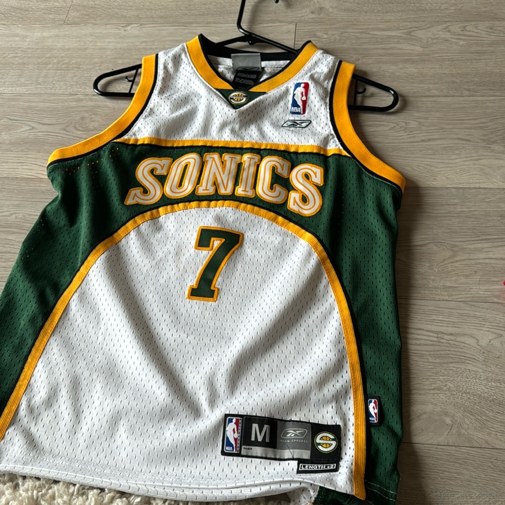 Jersey sonic sighed and Everythang!!!! Medium 10/12